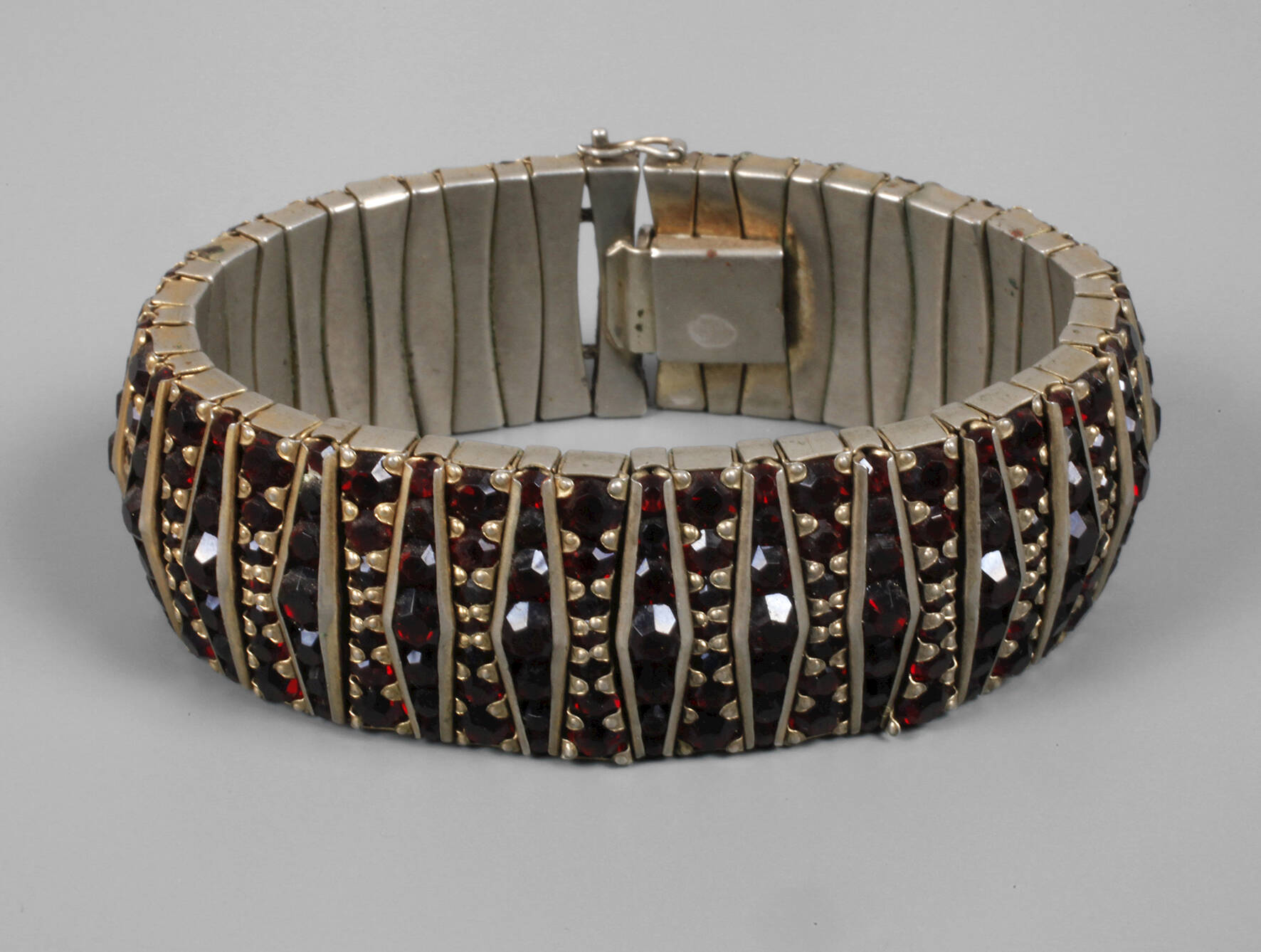 Breites Granatarmband