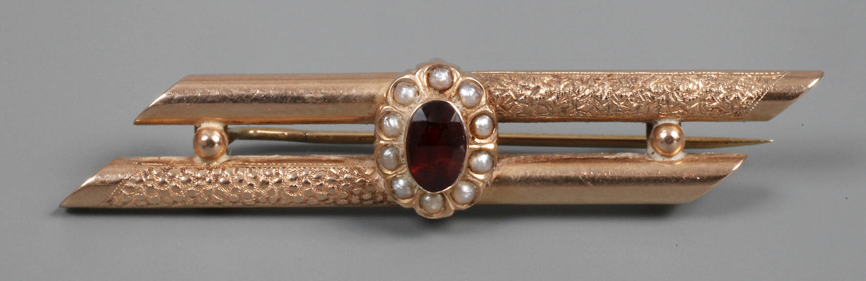Brosche mit Granat und Saatperlen