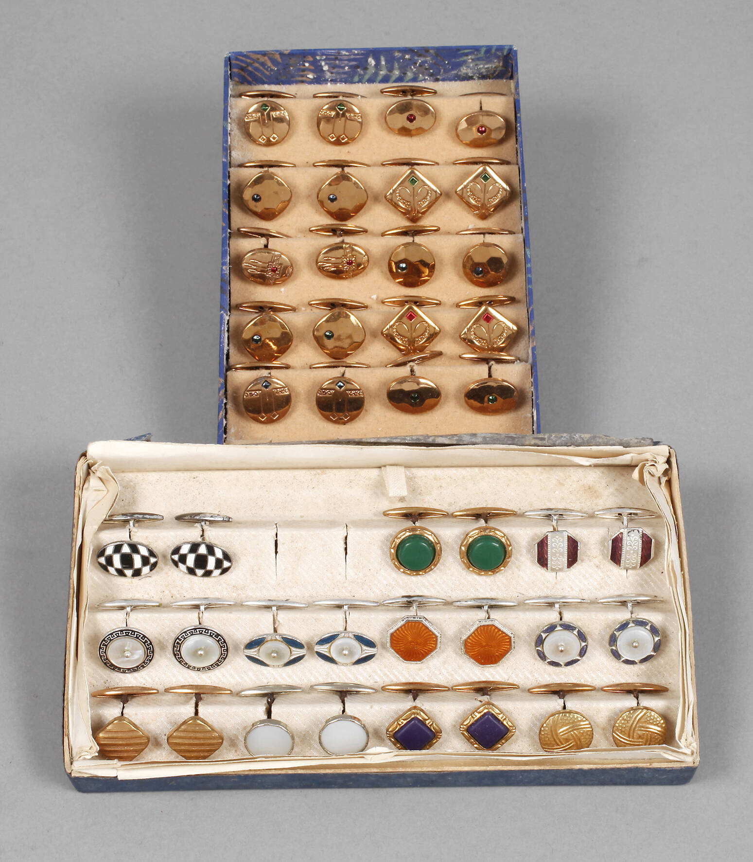 Zwei Verkaufsetuis mit Manschettenknöpfen