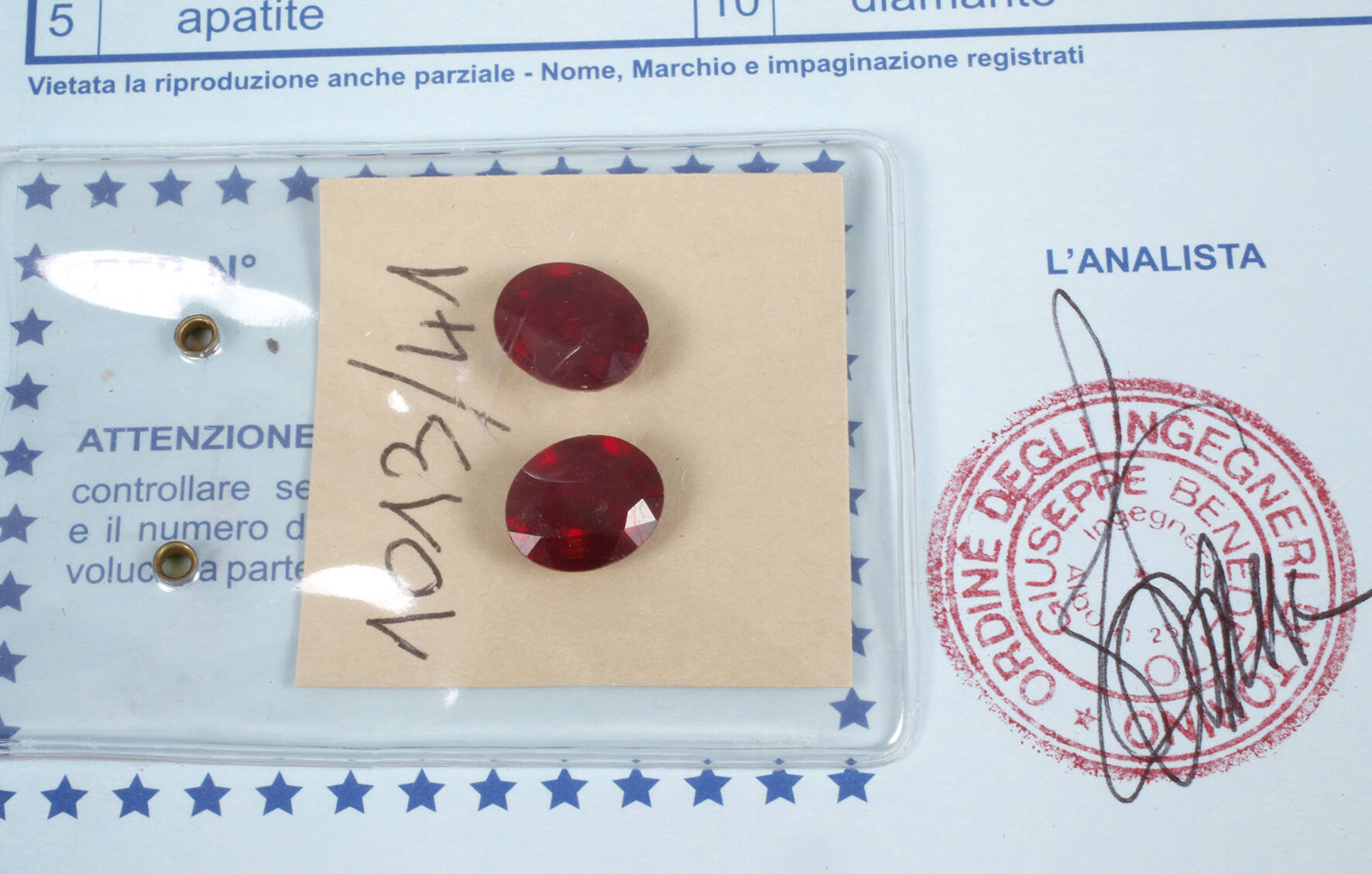 Paar facettierte Rubine