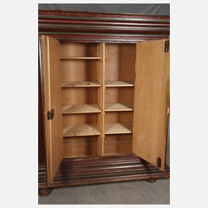Barocker Wellenschrank