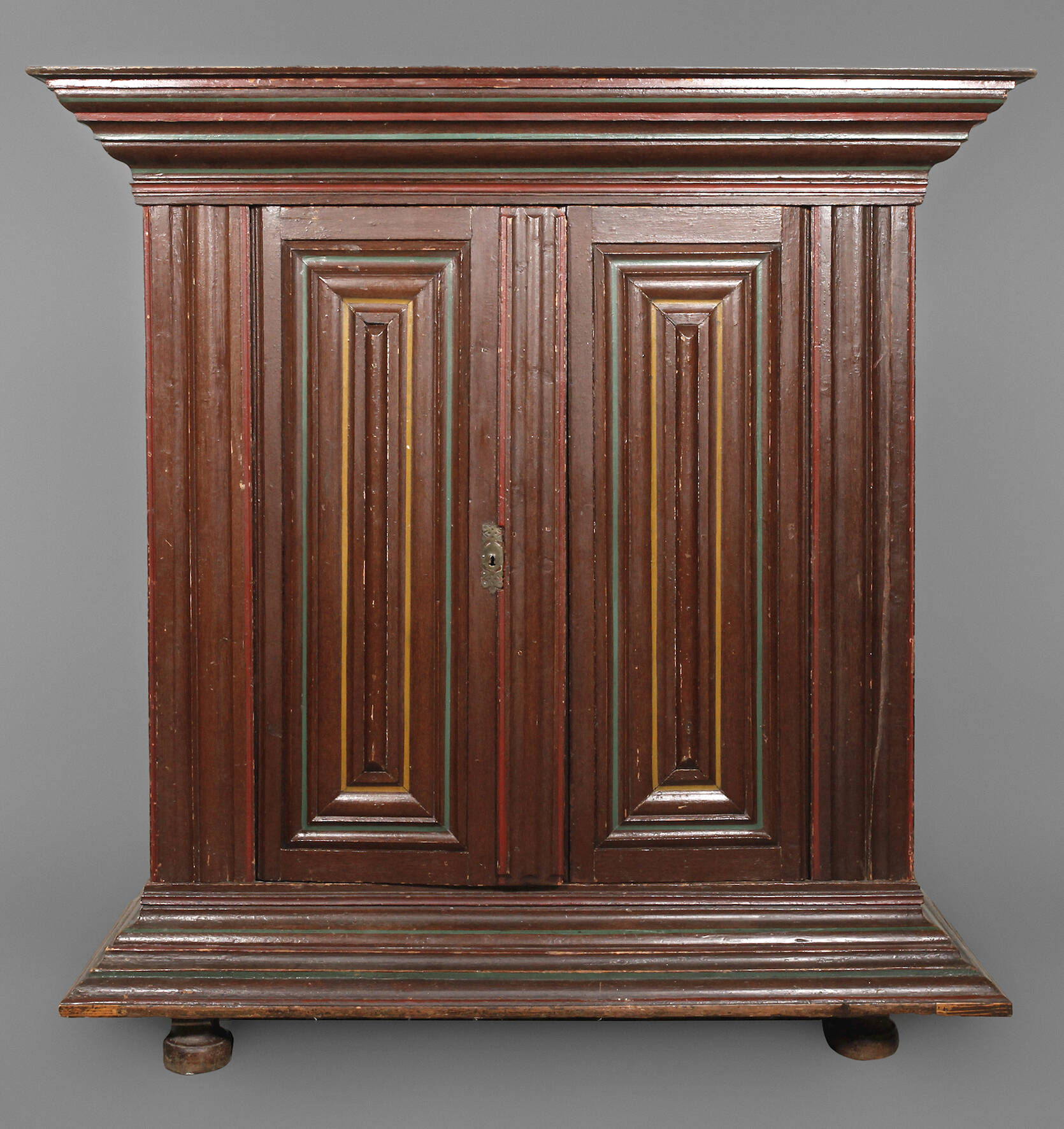 Barocker Wellenschrank