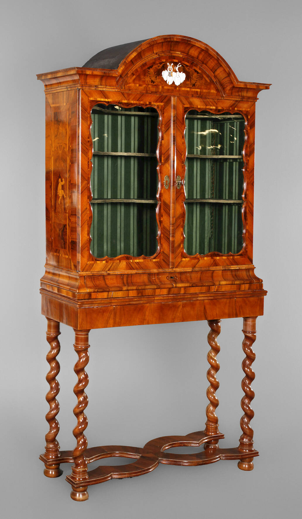 Feiner Stollenschrank Barock