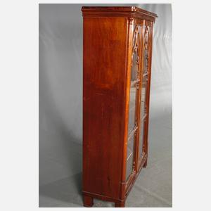 Neogotische Büchervitrine