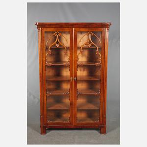 Neogotische Büchervitrine