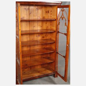 Neogotische Büchervitrine