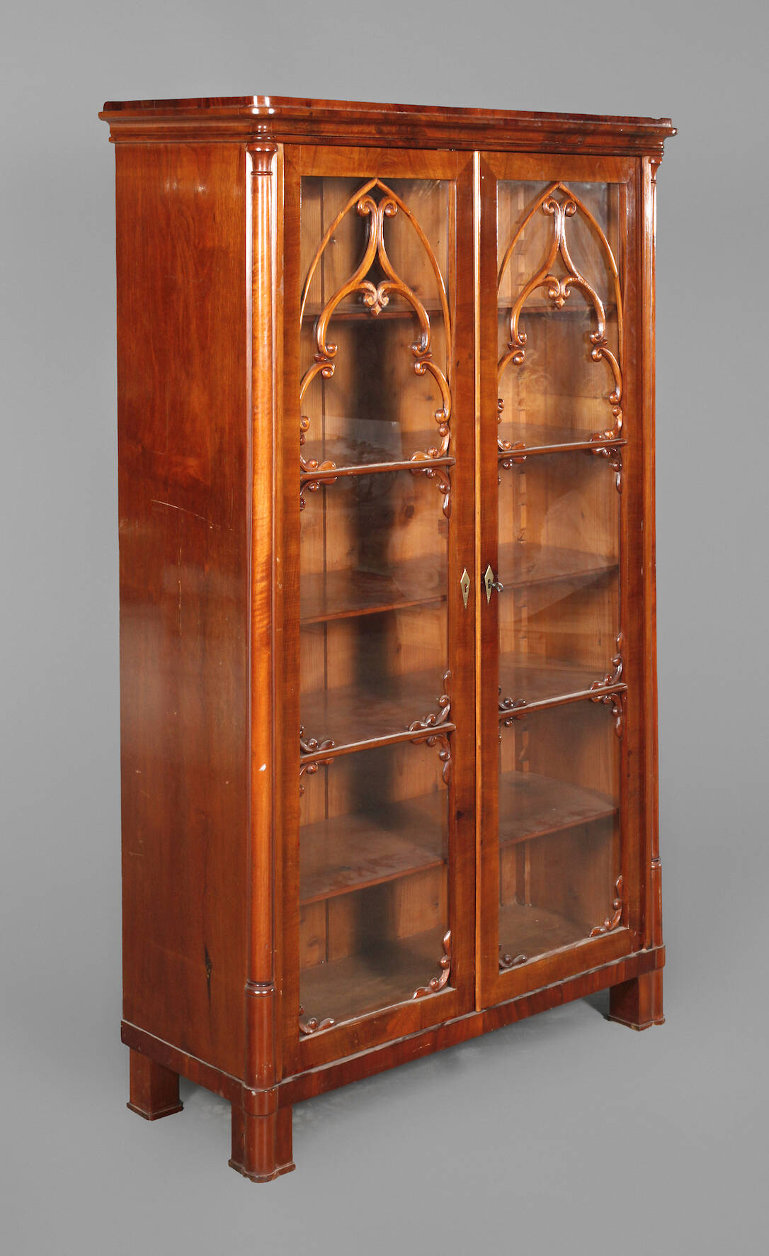 Neogotische Büchervitrine