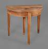 Kleiner Demi Lune-Tisch