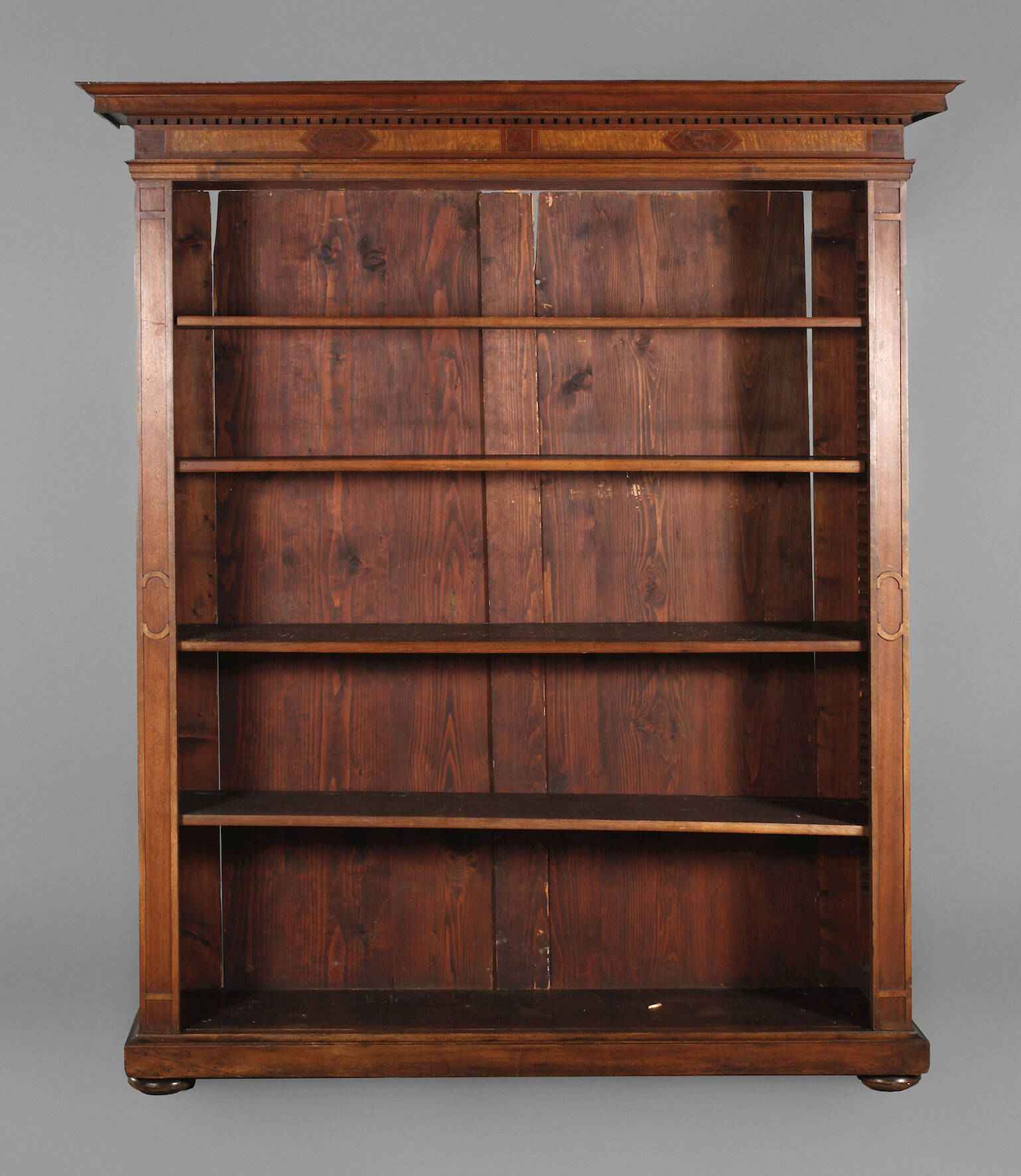 Großes Bücherregal Historismus