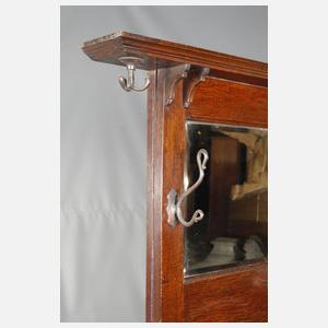 Garderobe mit Truhenbank