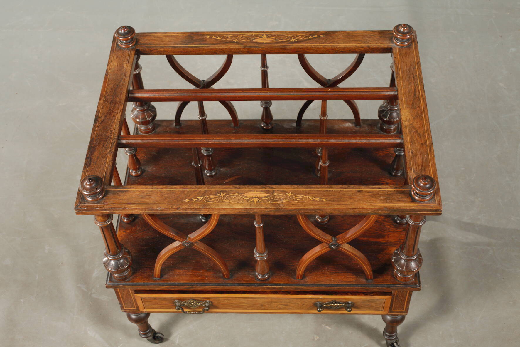 Englischer Zeitungsständer