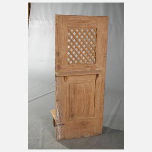 Tür eines Beichtstuhls