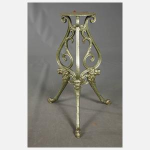 Fuß eines Gartentischs