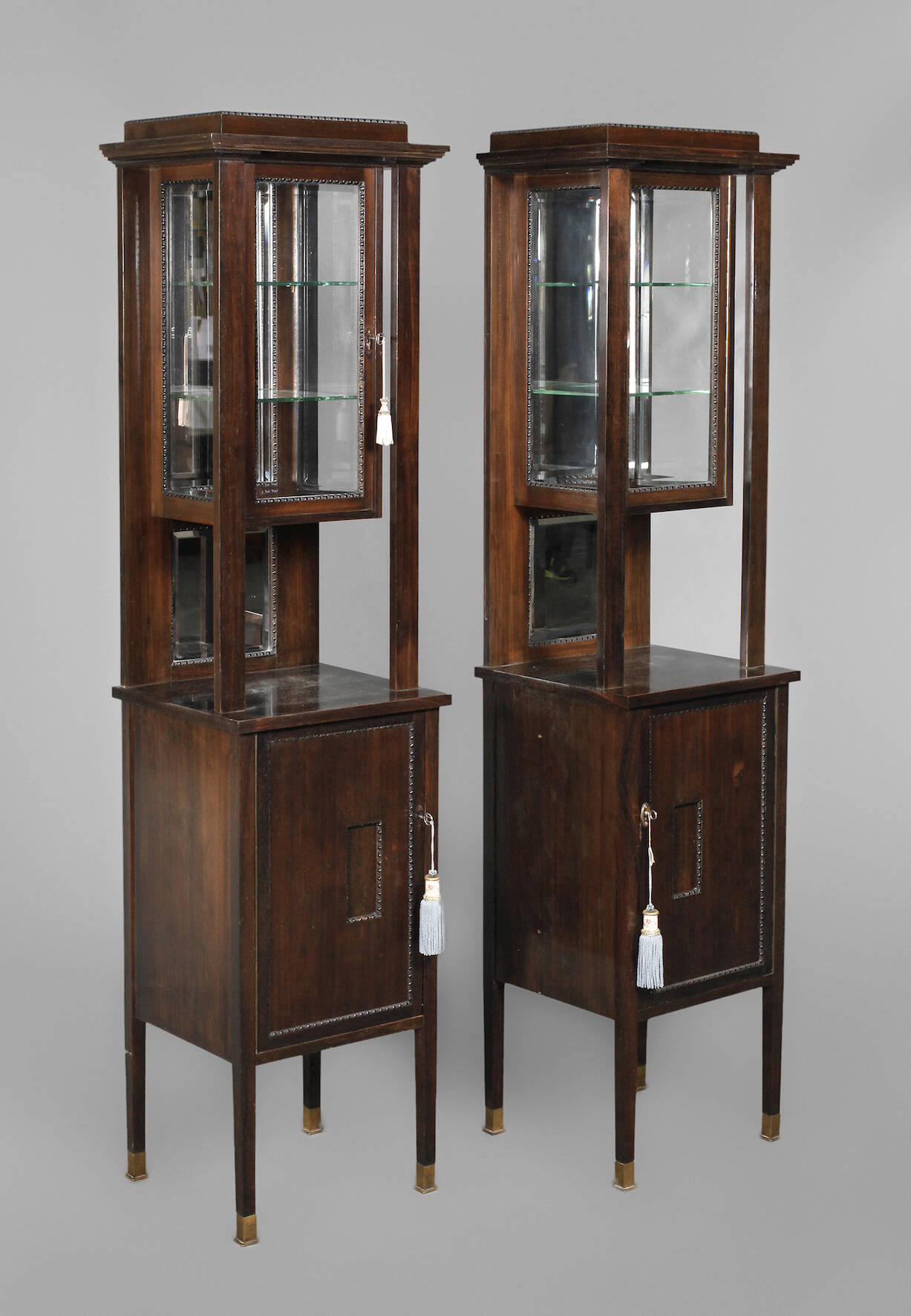 Paar Pfeilervitrinen