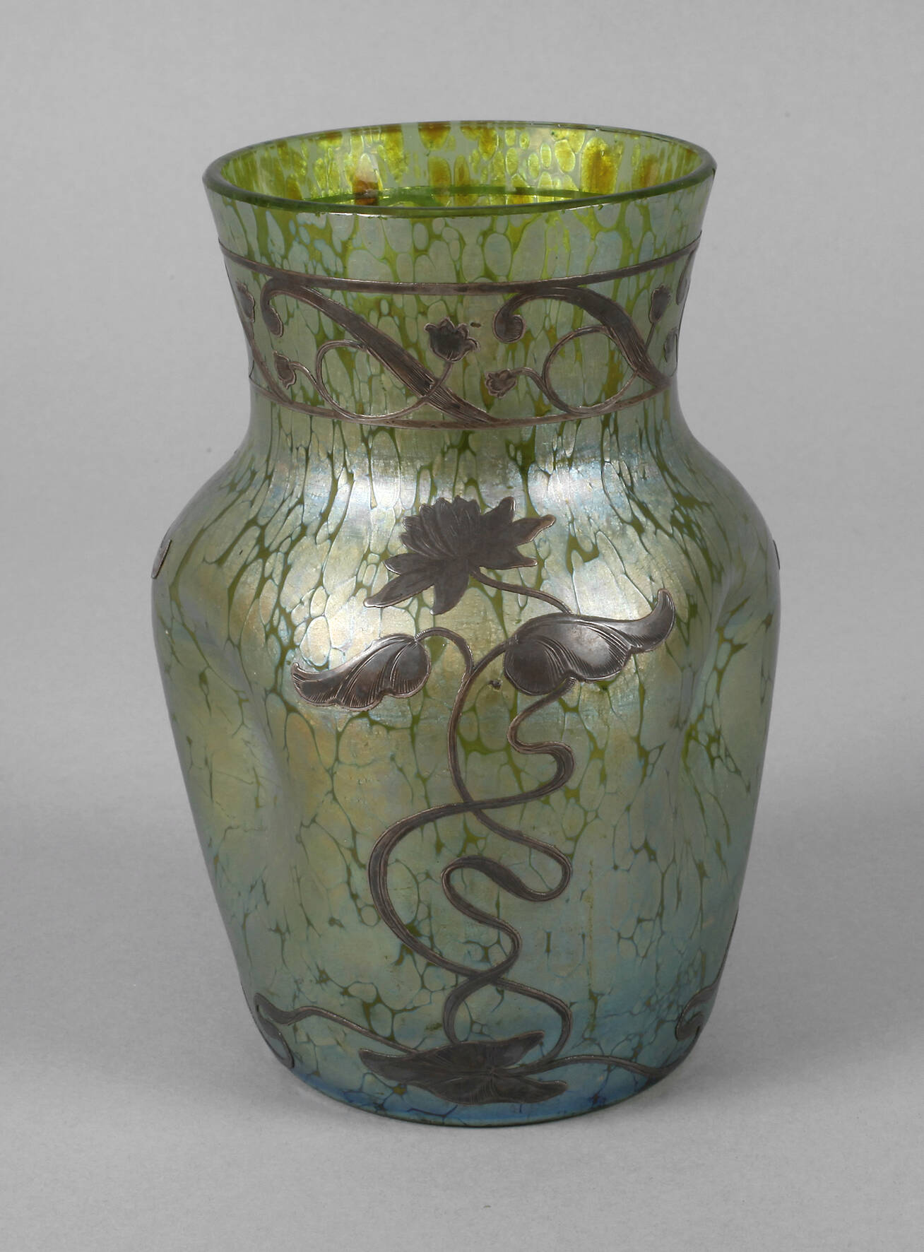 Lötz Wwe. Vase mit Silberauflage