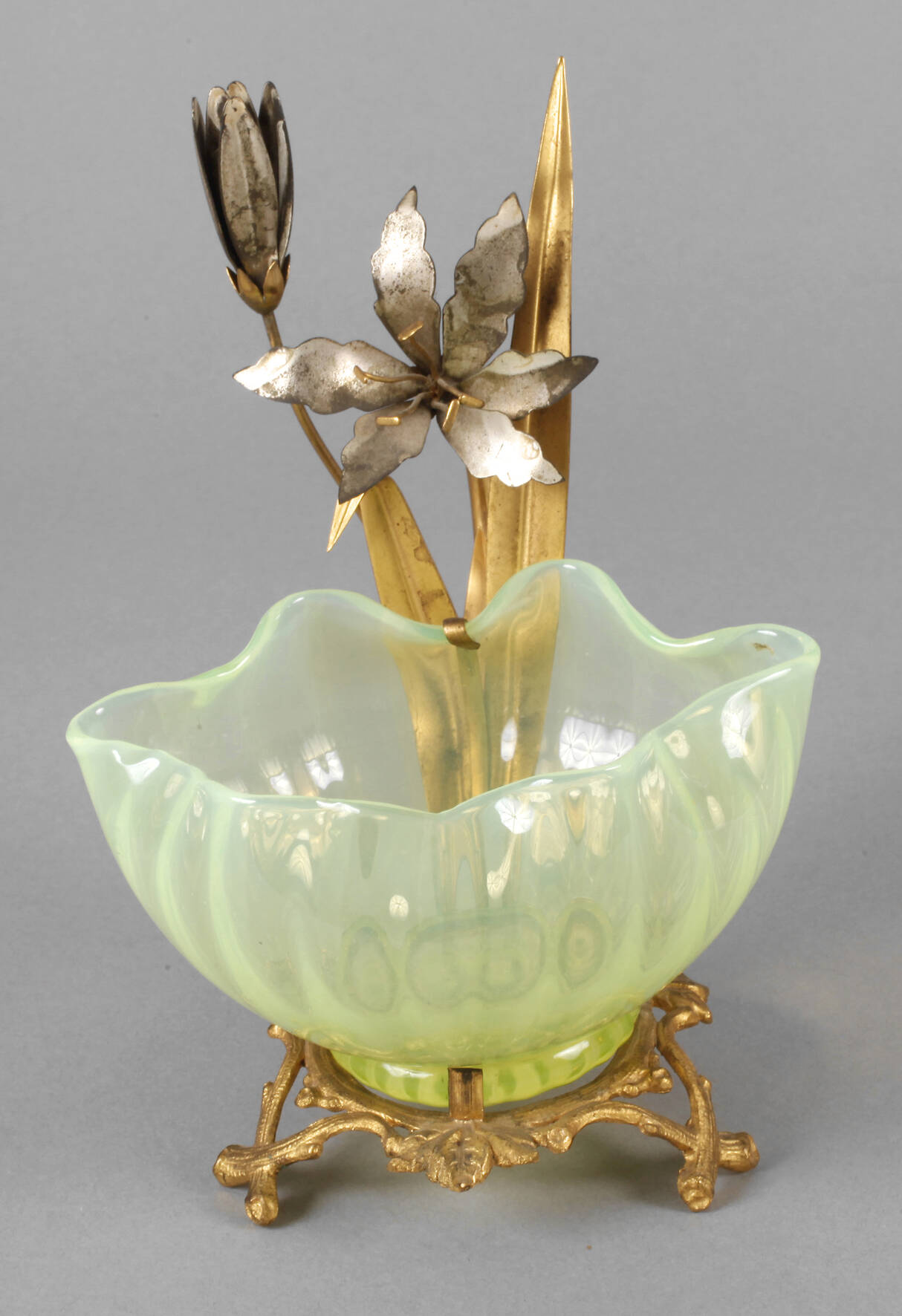 Schale mit Metallmontierung