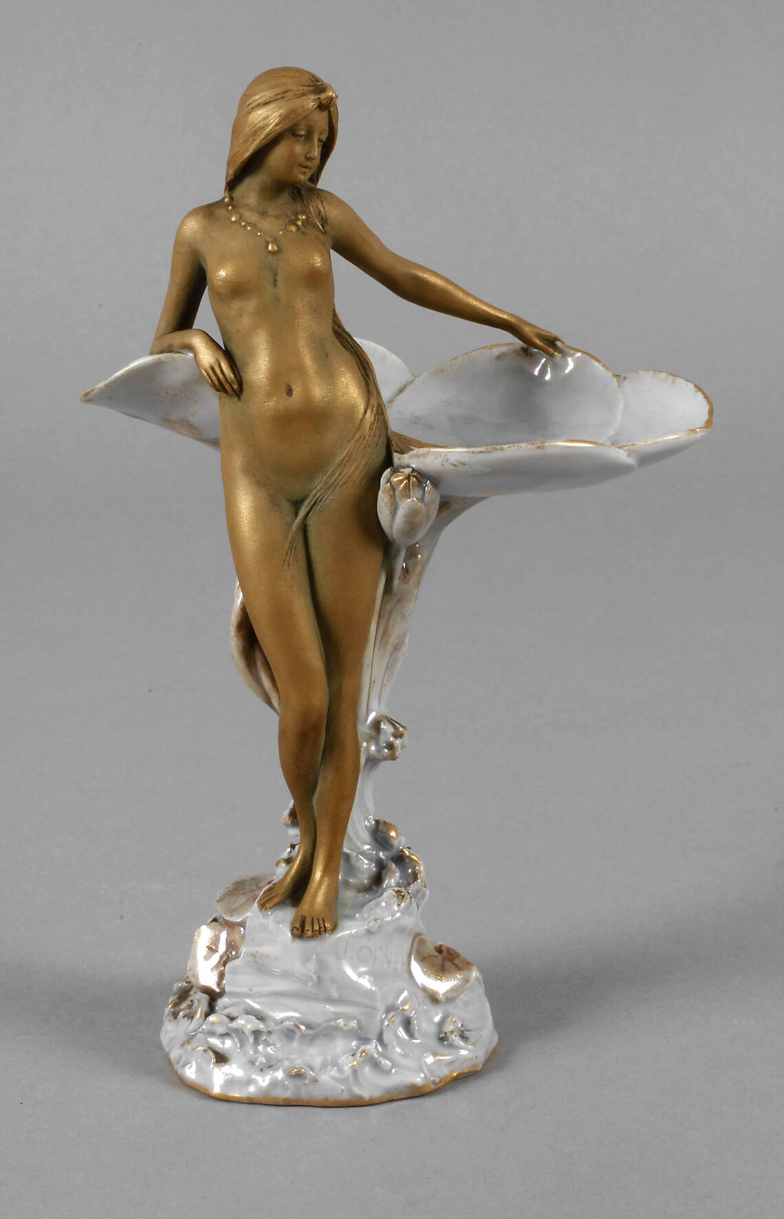 Ernst Wahliss figürlicher Tafelaufsatz