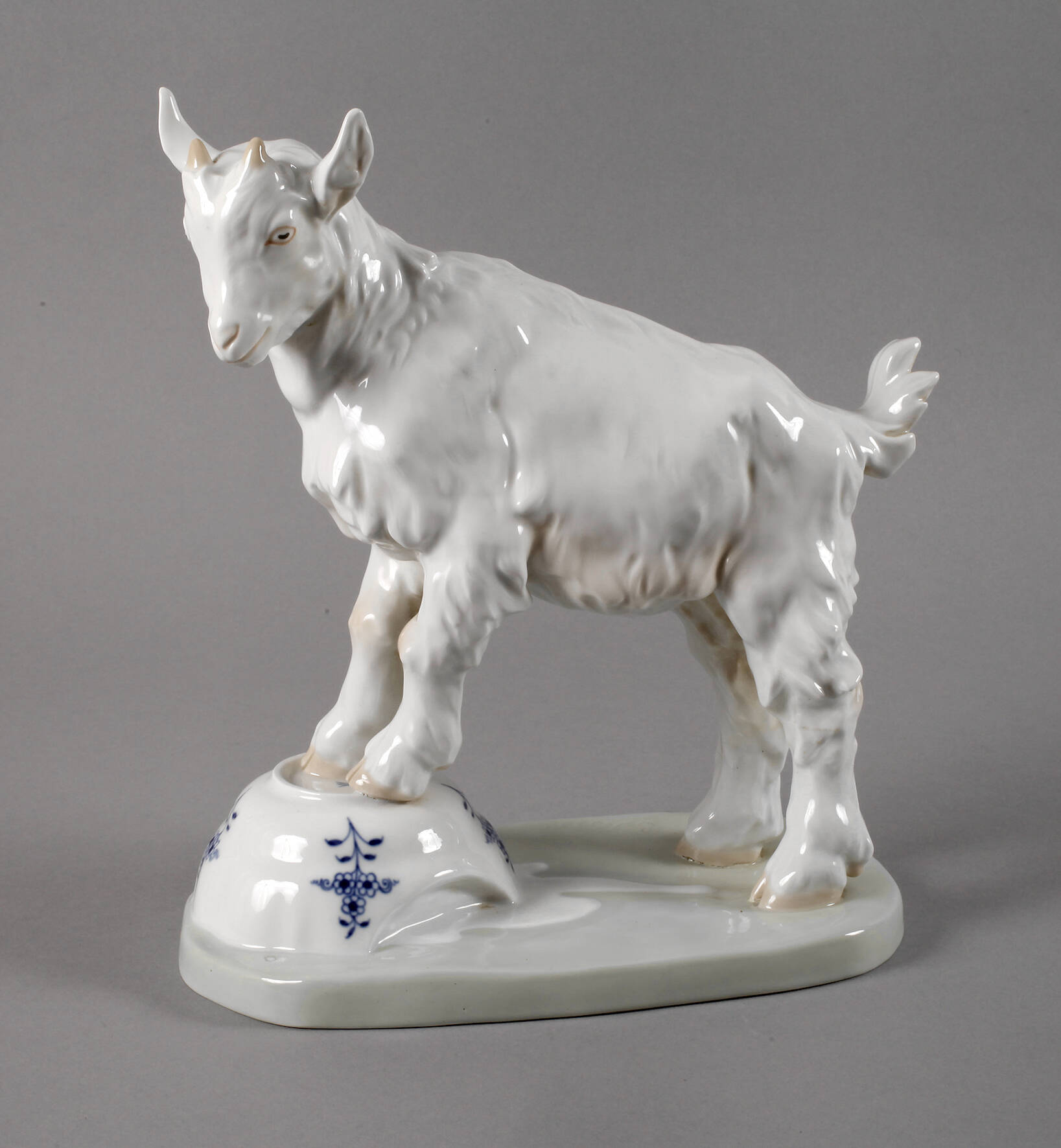 Meissen "Ziegenbock auf Napf, groß"