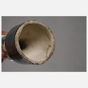 Putto mit Blütengirlande