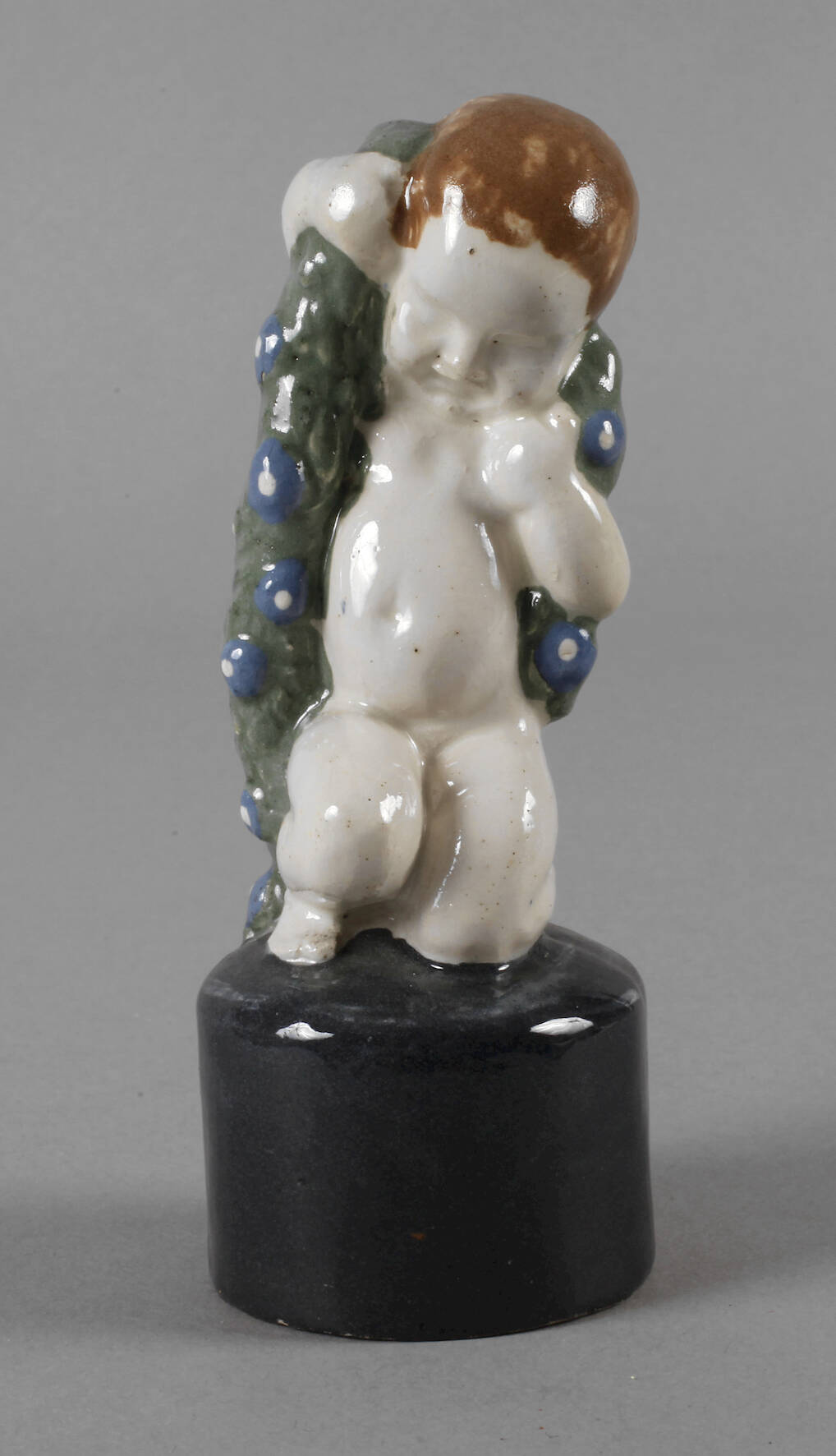 Putto mit Blütengirlande