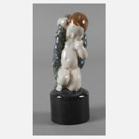 Putto mit Blütengirlande111