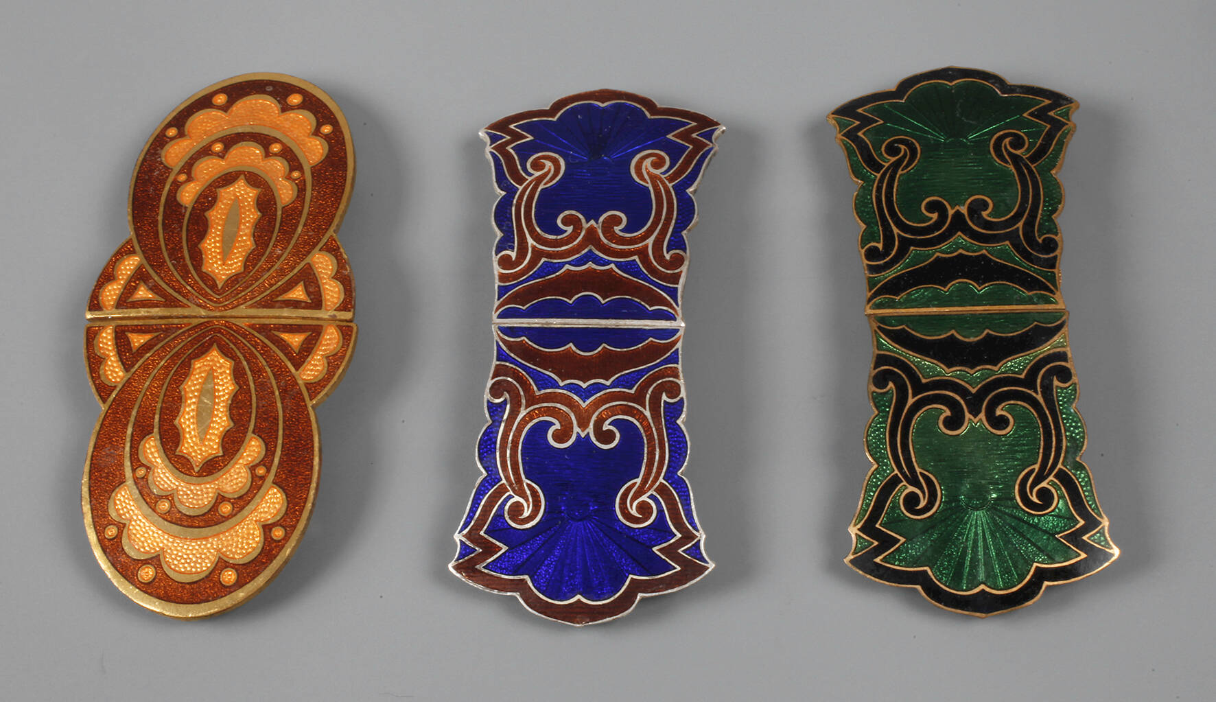 Drei Gürtelschließen