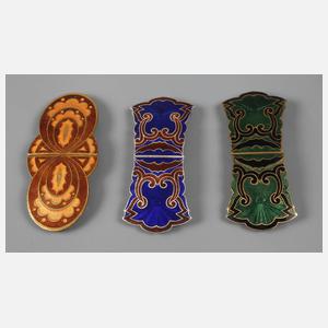 Drei Gürtelschließen