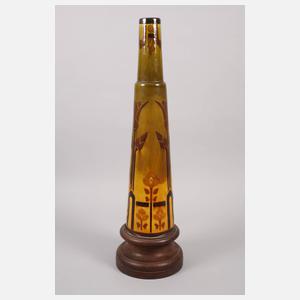 Übergroße Vase mit Holzsockel