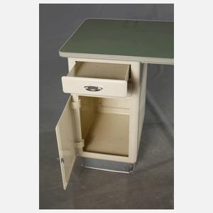 Schreibtisch aus einer Arztpraxis