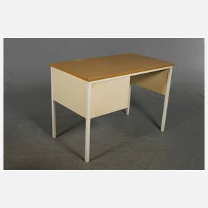 Schreibtisch mit Stuhl