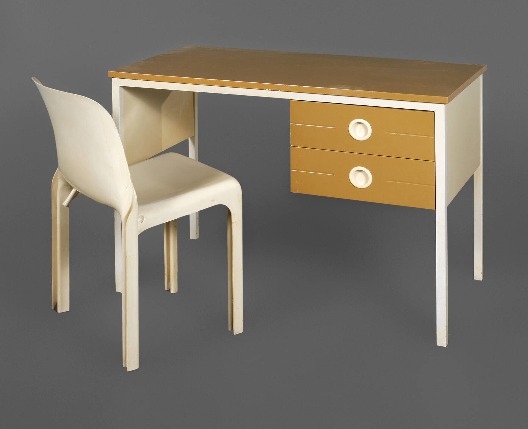 Schreibtisch mit Stuhl