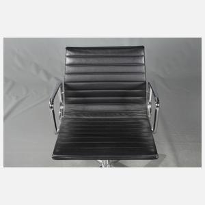 Paar Armlehnstühle EA 108