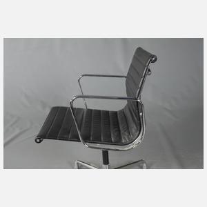 Paar Armlehnstühle EA 108