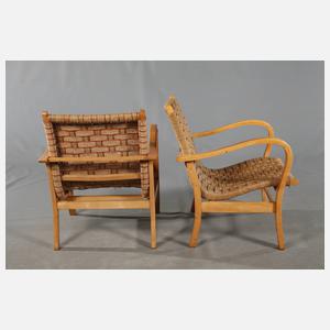 Vier Sessel und ein Hocker