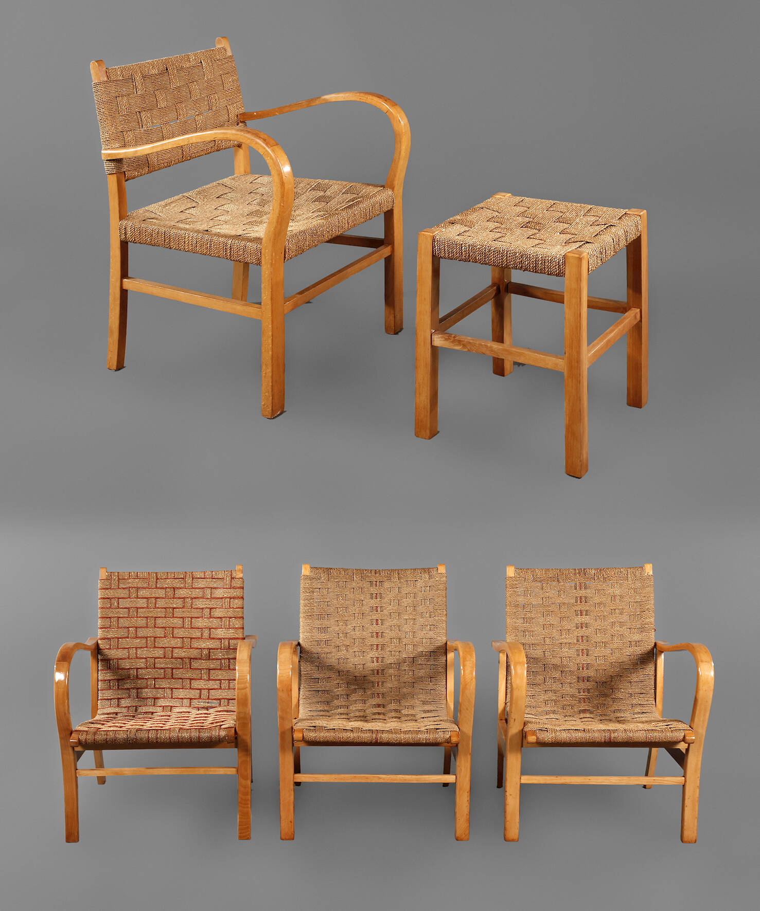 Vier Sessel und ein Hocker