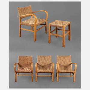 Vier Sessel und ein Hocker