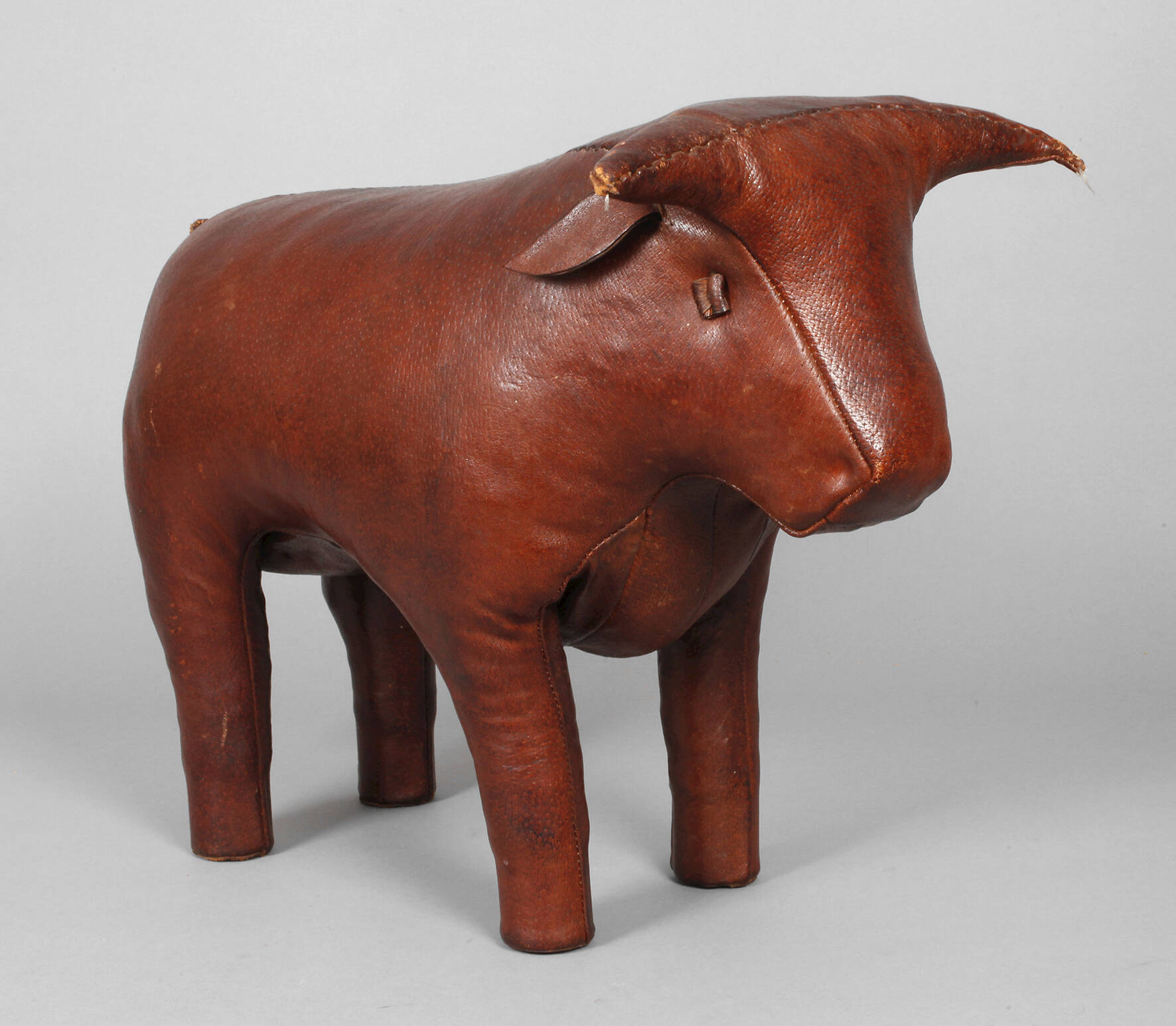 Bull Hocker Dimitri Omersa