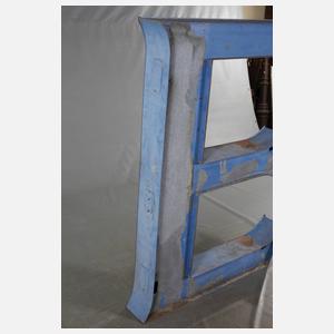 Vier übergroße Metallbuchstaben