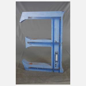 Vier übergroße Metallbuchstaben