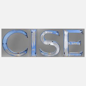 Vier übergroße Metallbuchstaben