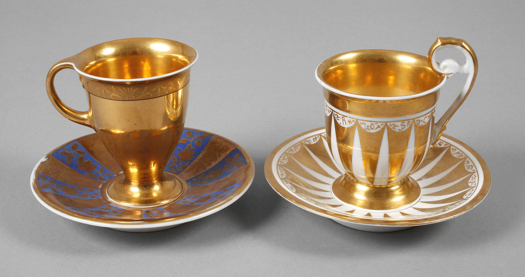 KPM Berlin zwei Sammeltassen mit Golddekor