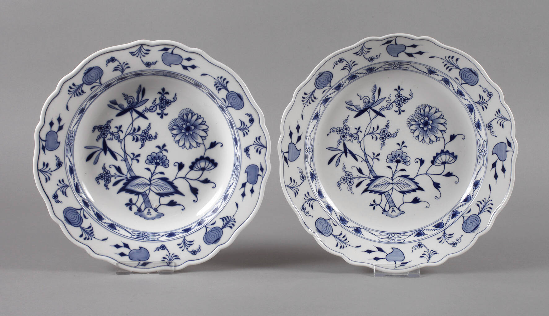 Meissen zwei runde Platten "Zwiebelmuster"