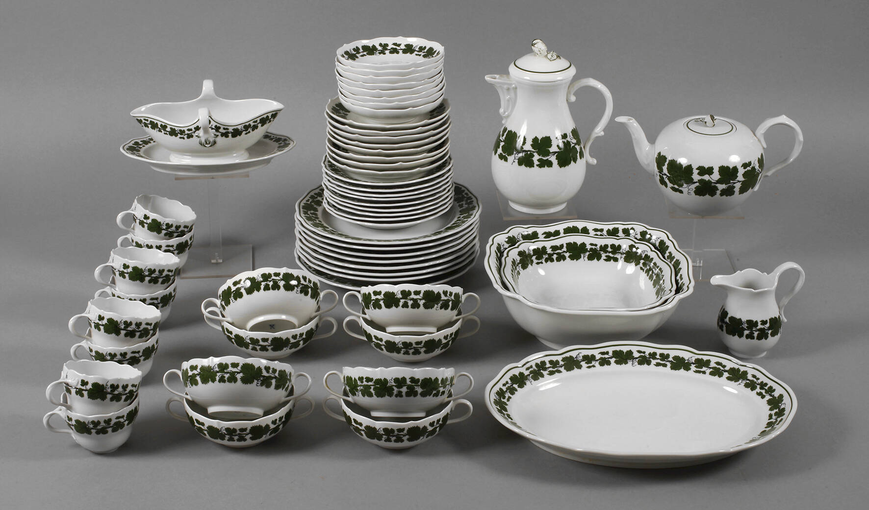 Meissen umfangreiches Service mit Weinlaubdekor