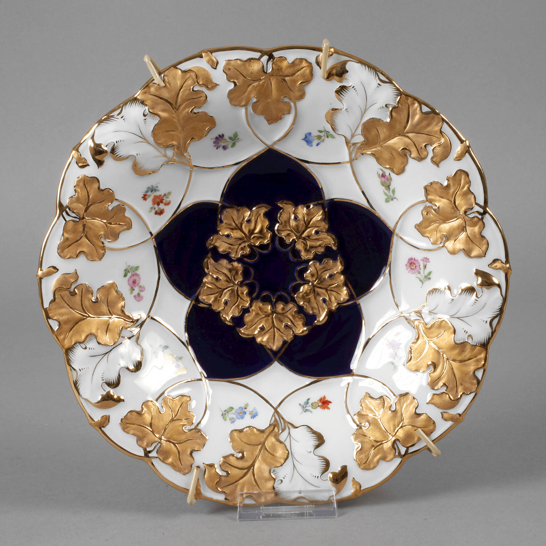 Meissen Prunkschale mit Streublümchendekor