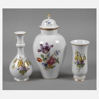 Meissen drei Vasen Blumenmalerei111