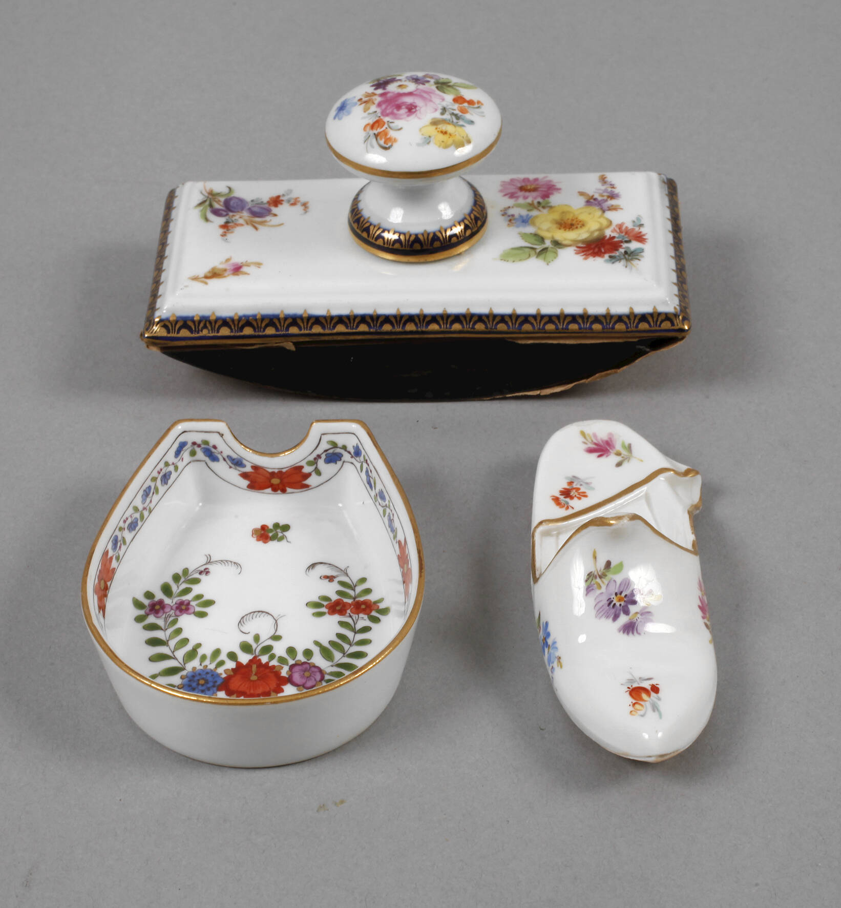 Meissen drei Kleinteile mit Blumenmalerei