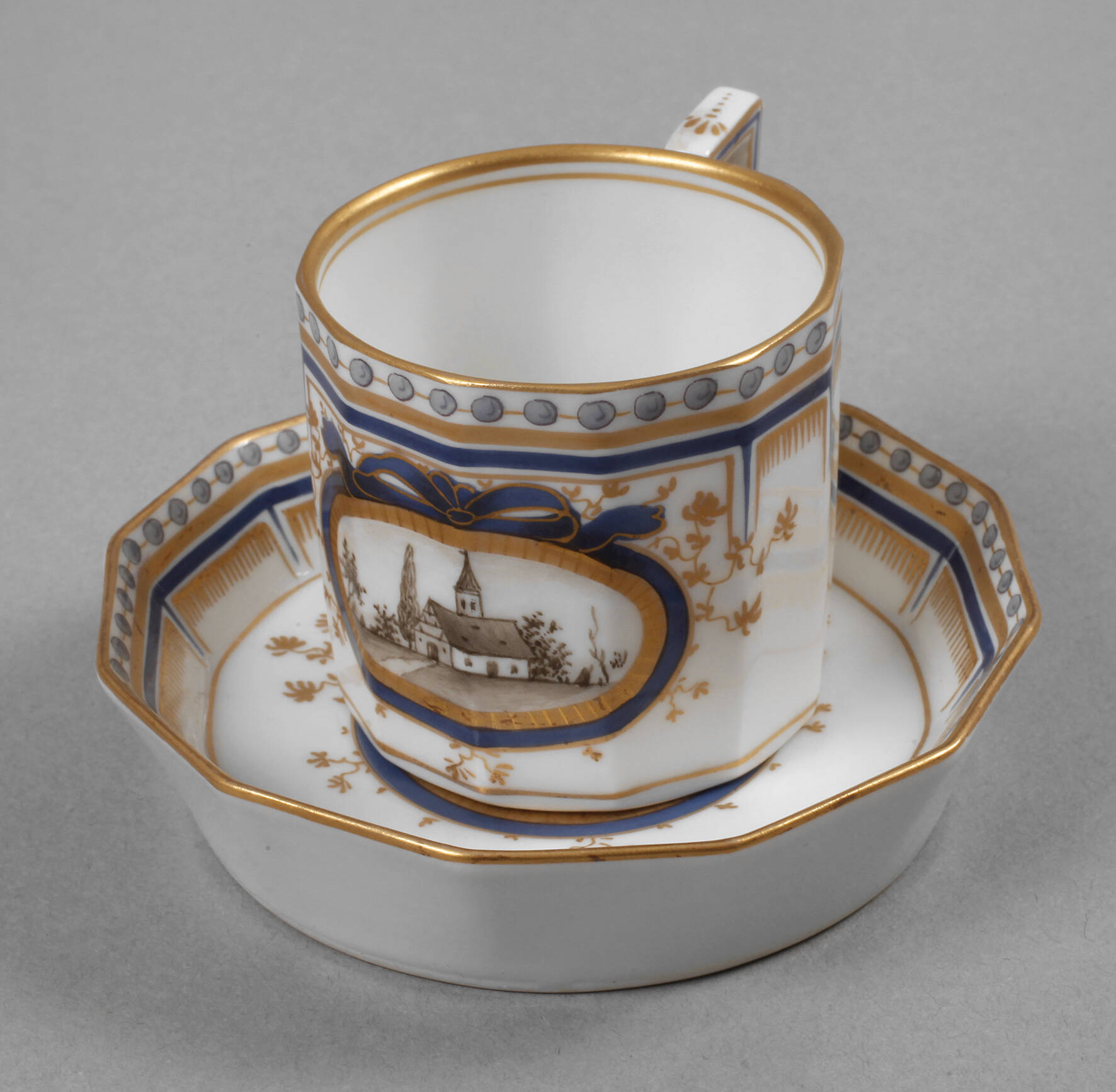 Nymphenburg Mokkatasse mit Grisaillemalerei