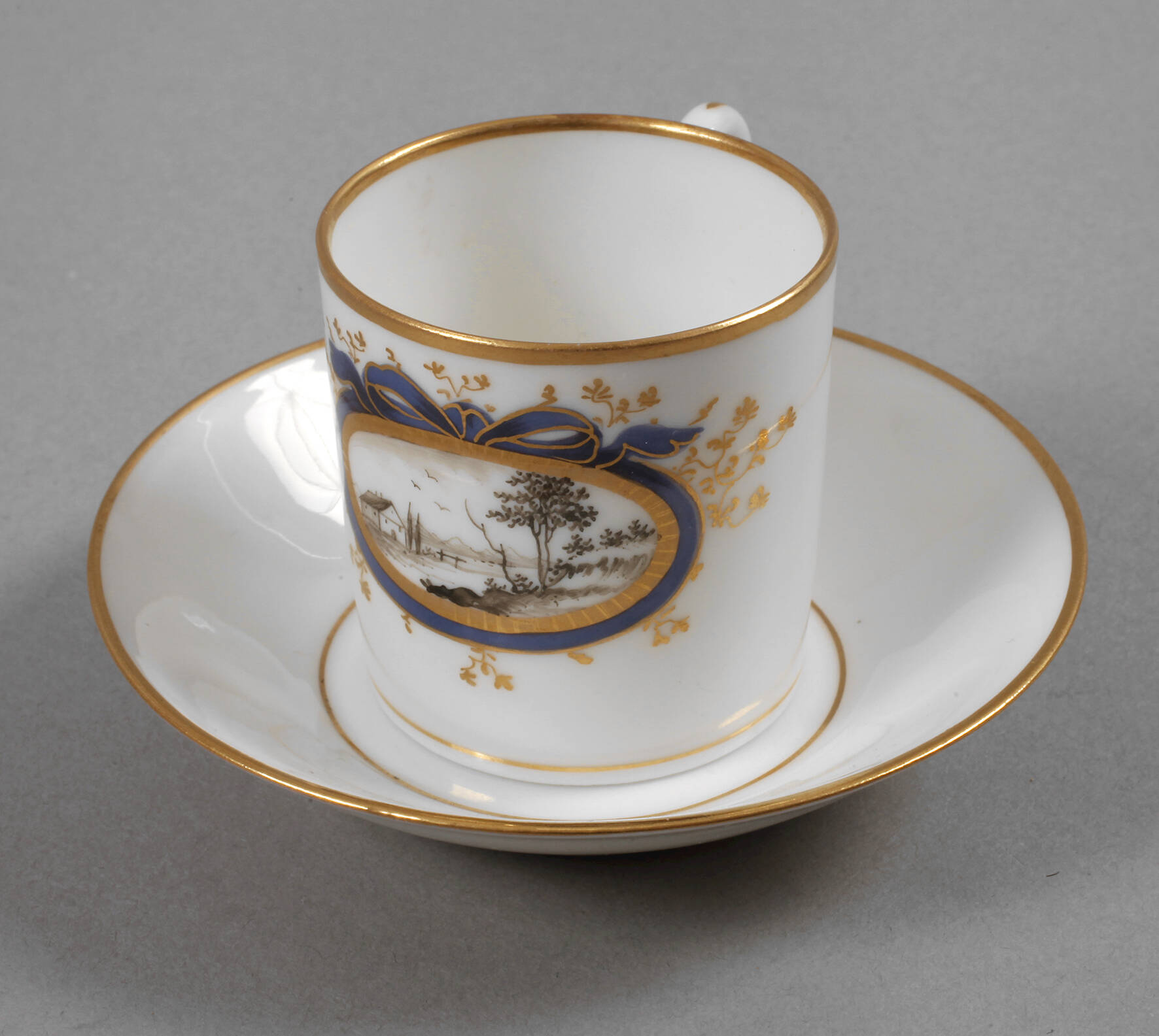 Nymphenburg Mokkatasse mit Grisaillemalerei