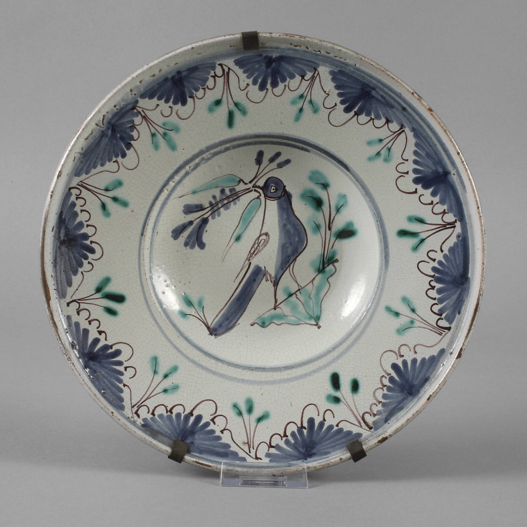 Fayenceteller mit Vogelmotiv