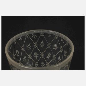 Trinkbecher mit feiner Gravur